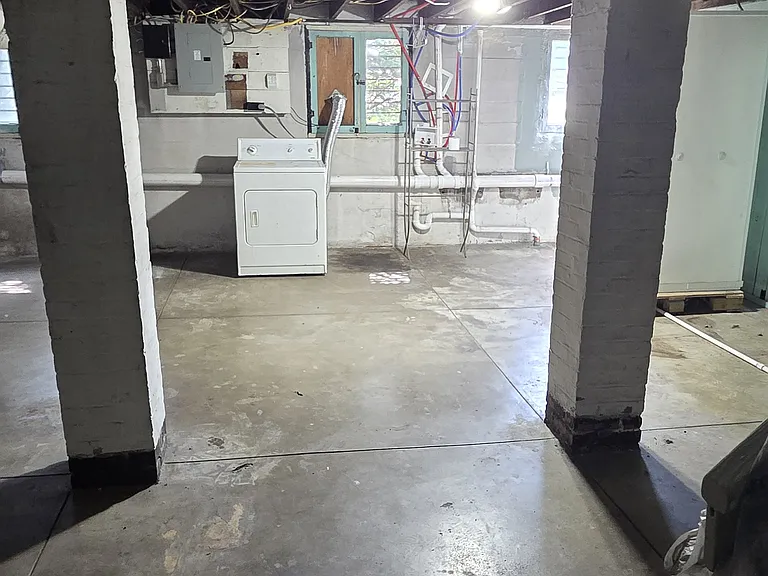 2201 Bashford Manor Ln — Photo 38