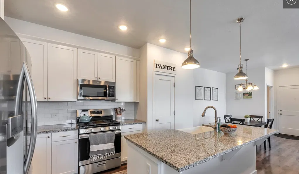 4 bed, 2893 sqft, $2,650 — Photo 4