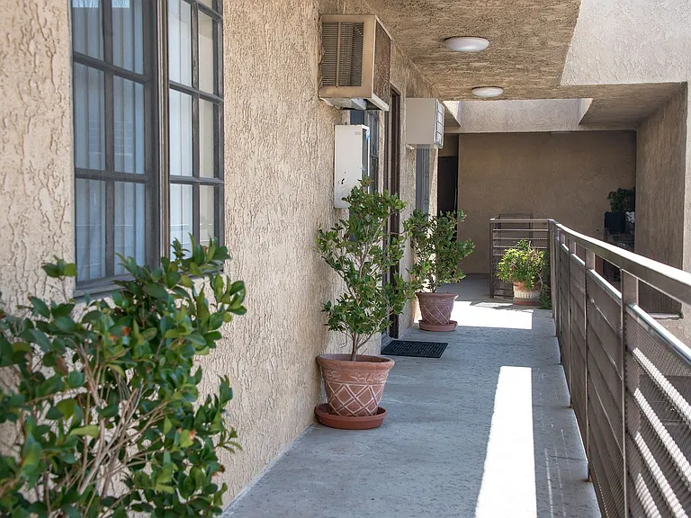 6260 Vineland Ave — Photo 3