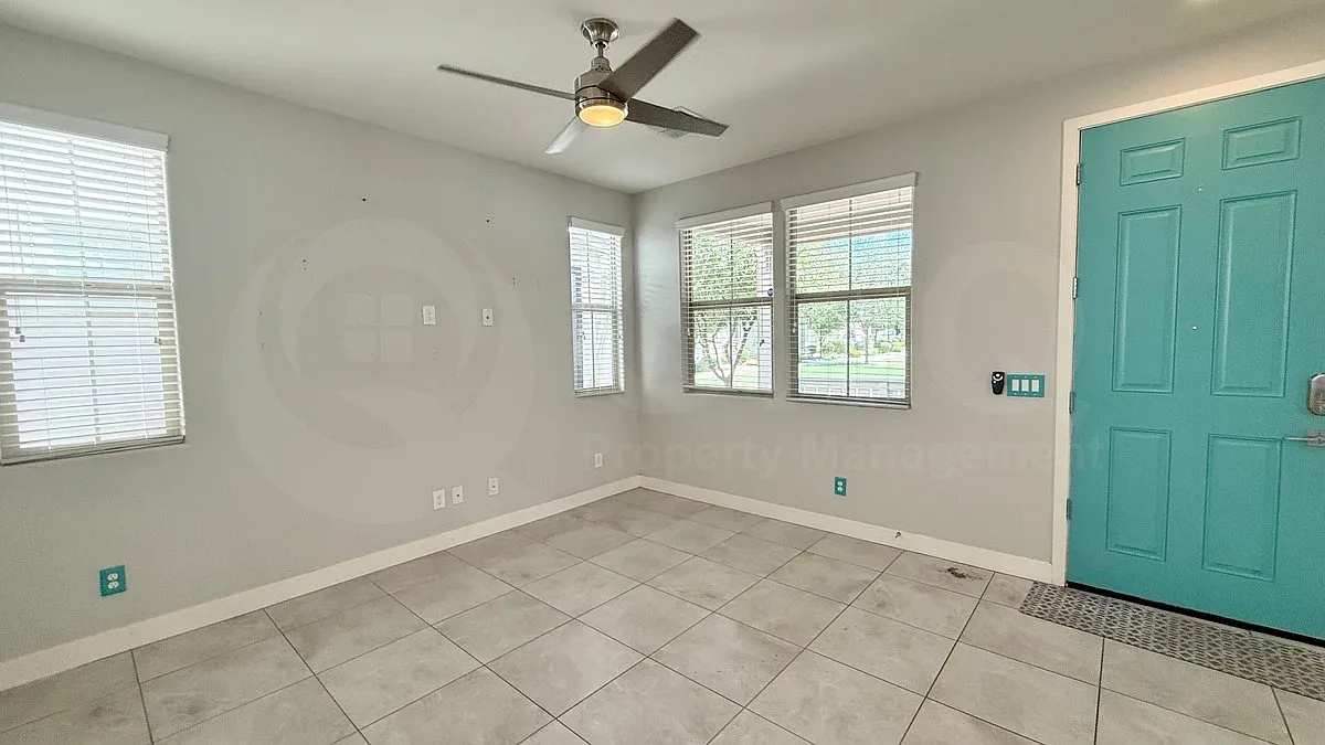 3 bed, 3.5 bath, 1944 sqft, $2,270 — Photo 2