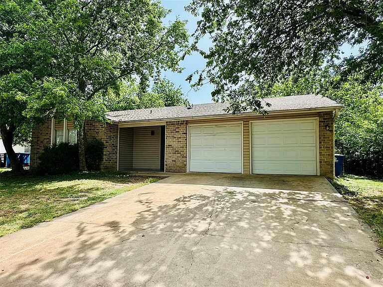 1504 Sagebrush Dr — Photo 2