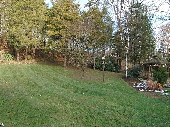 5th image of 7 Holderness Dr