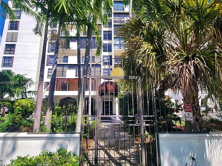 77 Crandon Blvd #2B — Photo 41