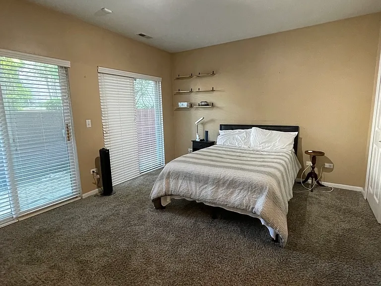 2135 N Southport Ave #102 — Photo 8