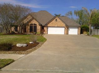 57 Tangerine Ct, Lake Jackson, TX 77566