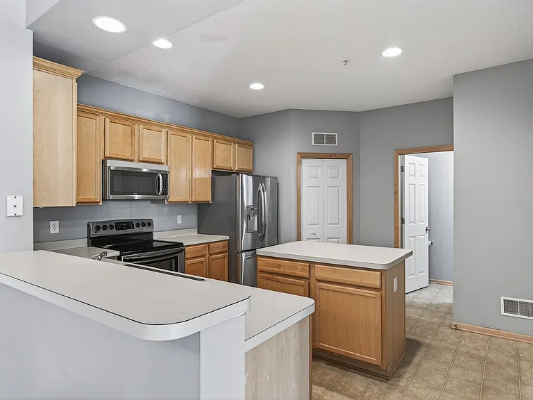 12210 Urbank St NE #B — Photo 4