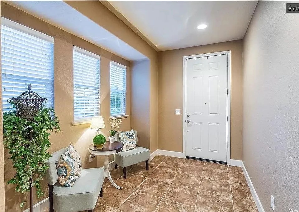 487 W Esplanade Dr