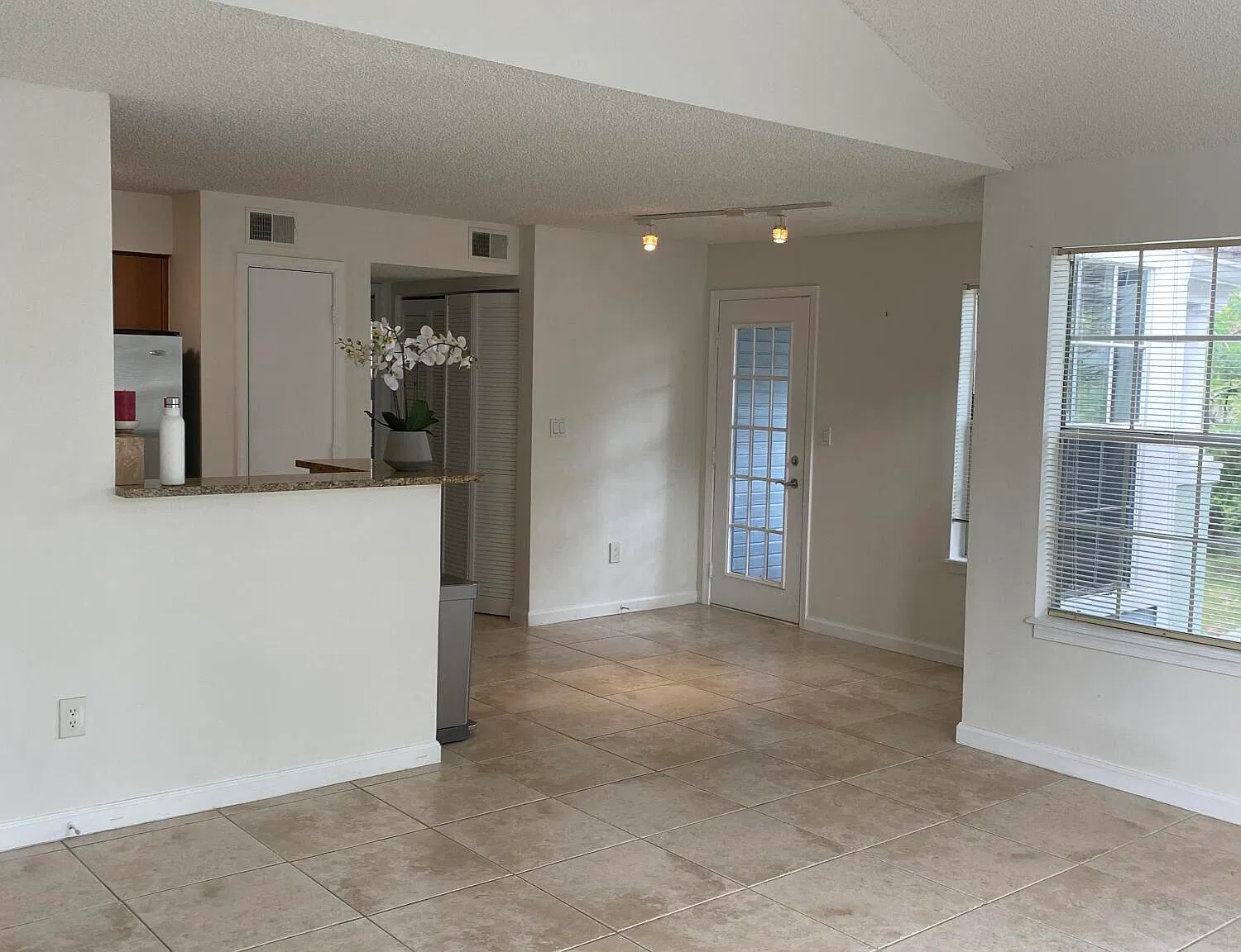 2 bed, 2.0 bath, 948 sqft, $2,450 — Photo 2