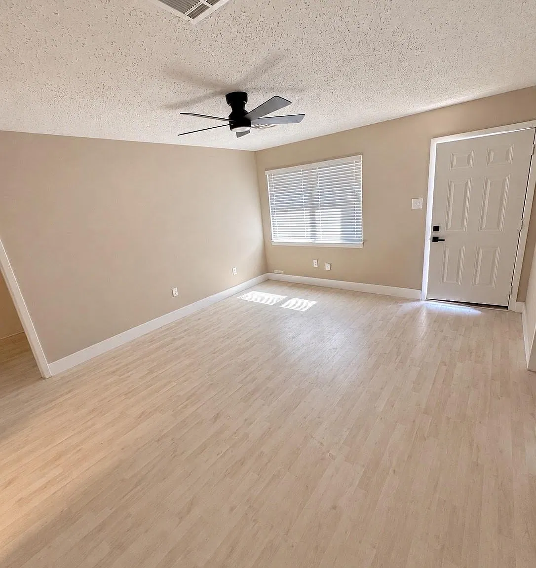 3 bed, 2.0 bath, 1204 sqft, $1,800 — Photo 3