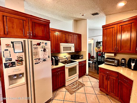 4th image of 461 Carol Dr NE