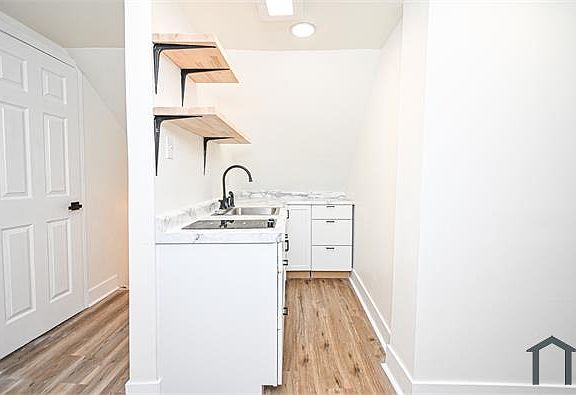 3rd image of 3420 Woodburn Ave #3