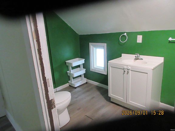 4th image of 910 E Market St