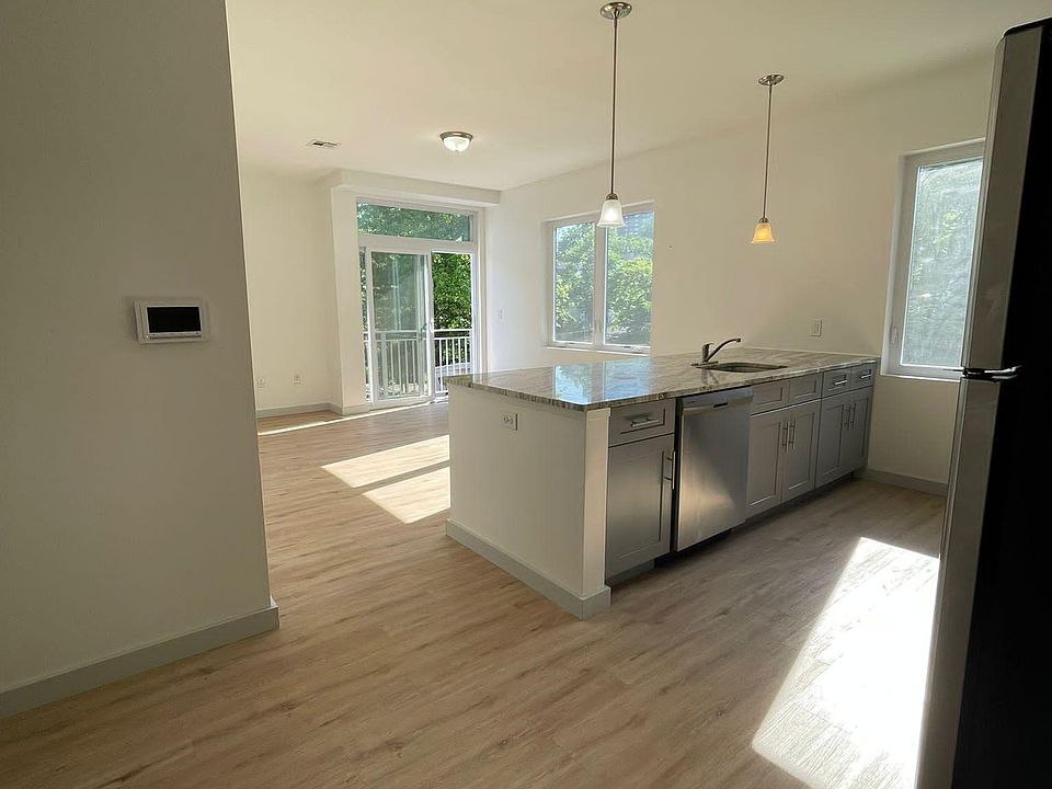 1st image of 195 Lincoln Ave #103