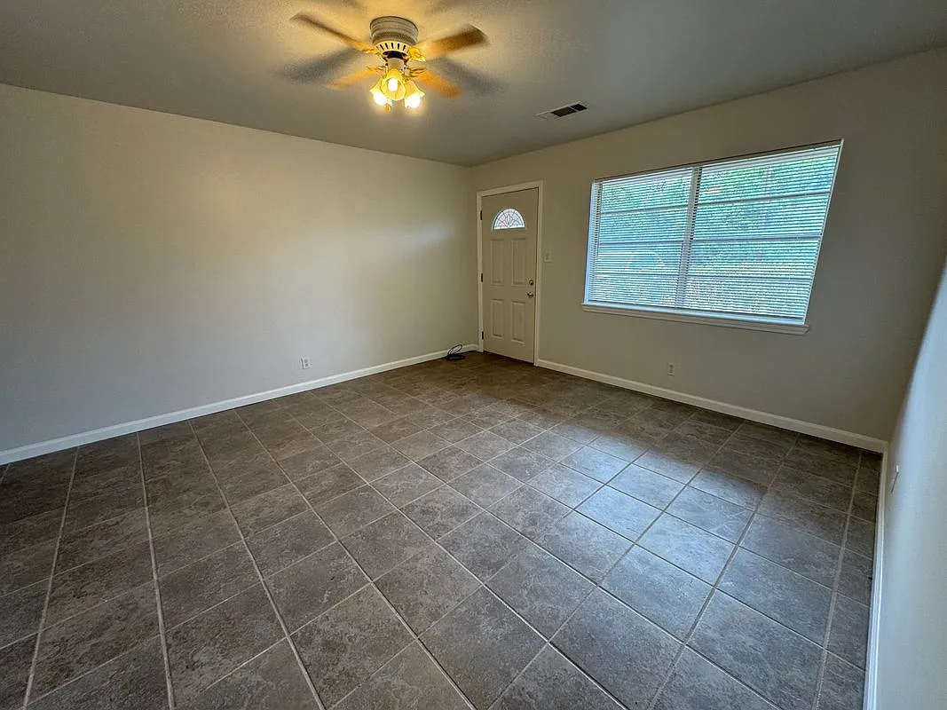 2 bed, 1.0 bath, 930 sqft, $1,395 — Photo 2