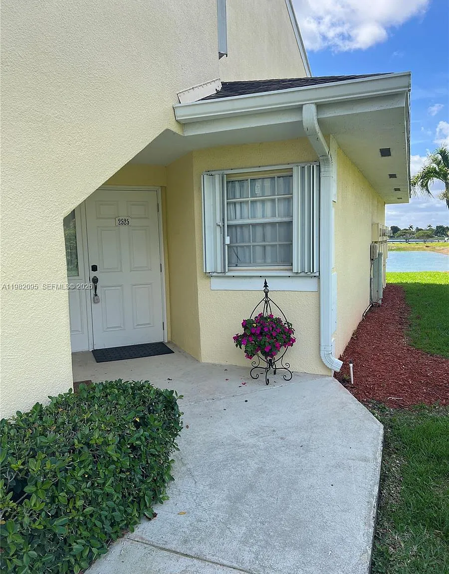 Keys Gate Condo No Two — Photo 1