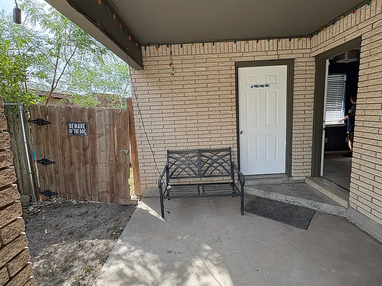 160 Elena St — Photo 2
