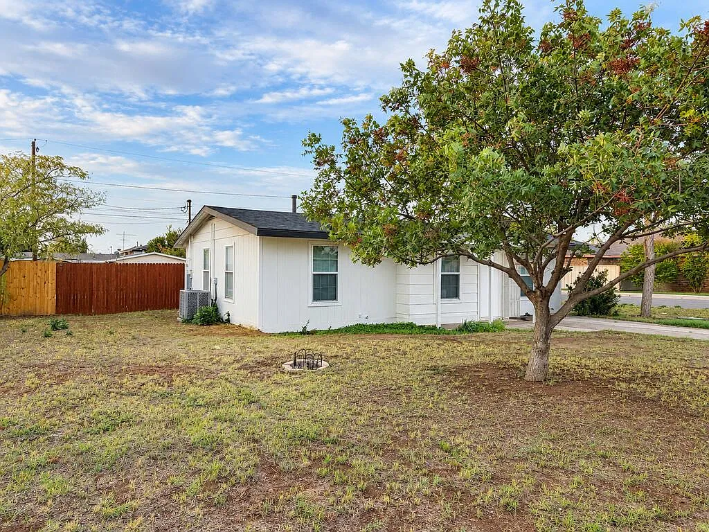 4 bed, 2.0 bath, 1500 sqft, $2,300 — Photo 3