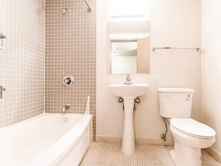 Seattle Apartments - Cosmopolitan Apartments - Bathroom