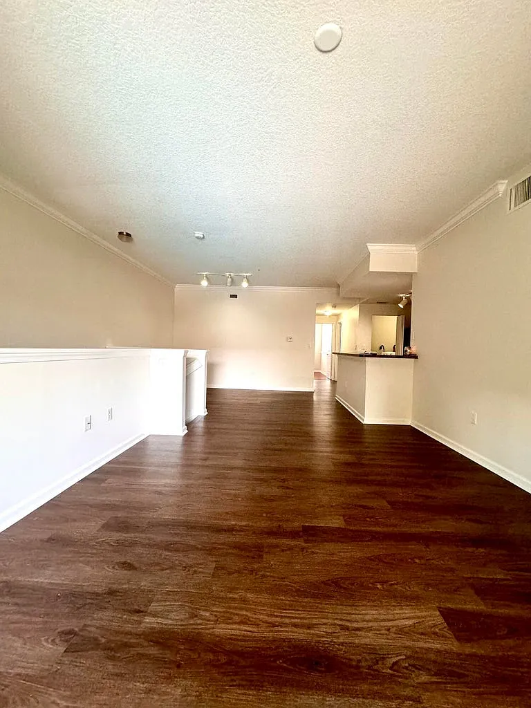 3 bed, 1357 sqft, $2,590 — Photo 3