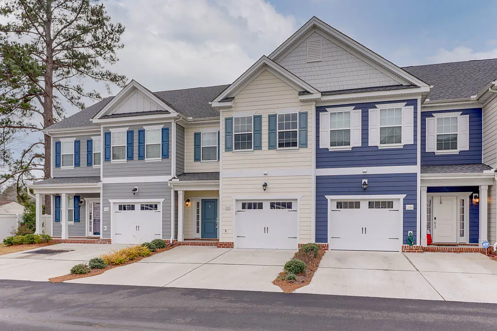 3 bed, 2.5 bath, 1657 sqft, $2,350 — Photo 2