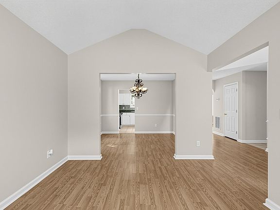 4th image of 6 Stapleford Park Dr