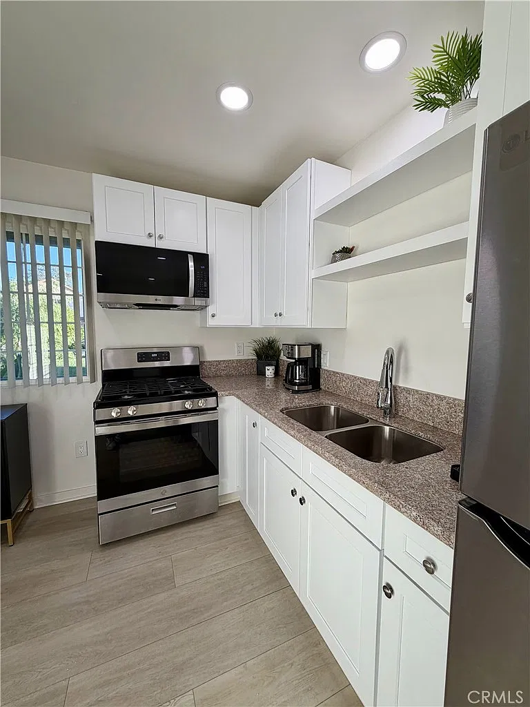 1 bed, 429 sqft, $2,100 — Photo 2
