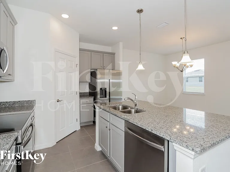 303 Corbel Ln — Photo 6