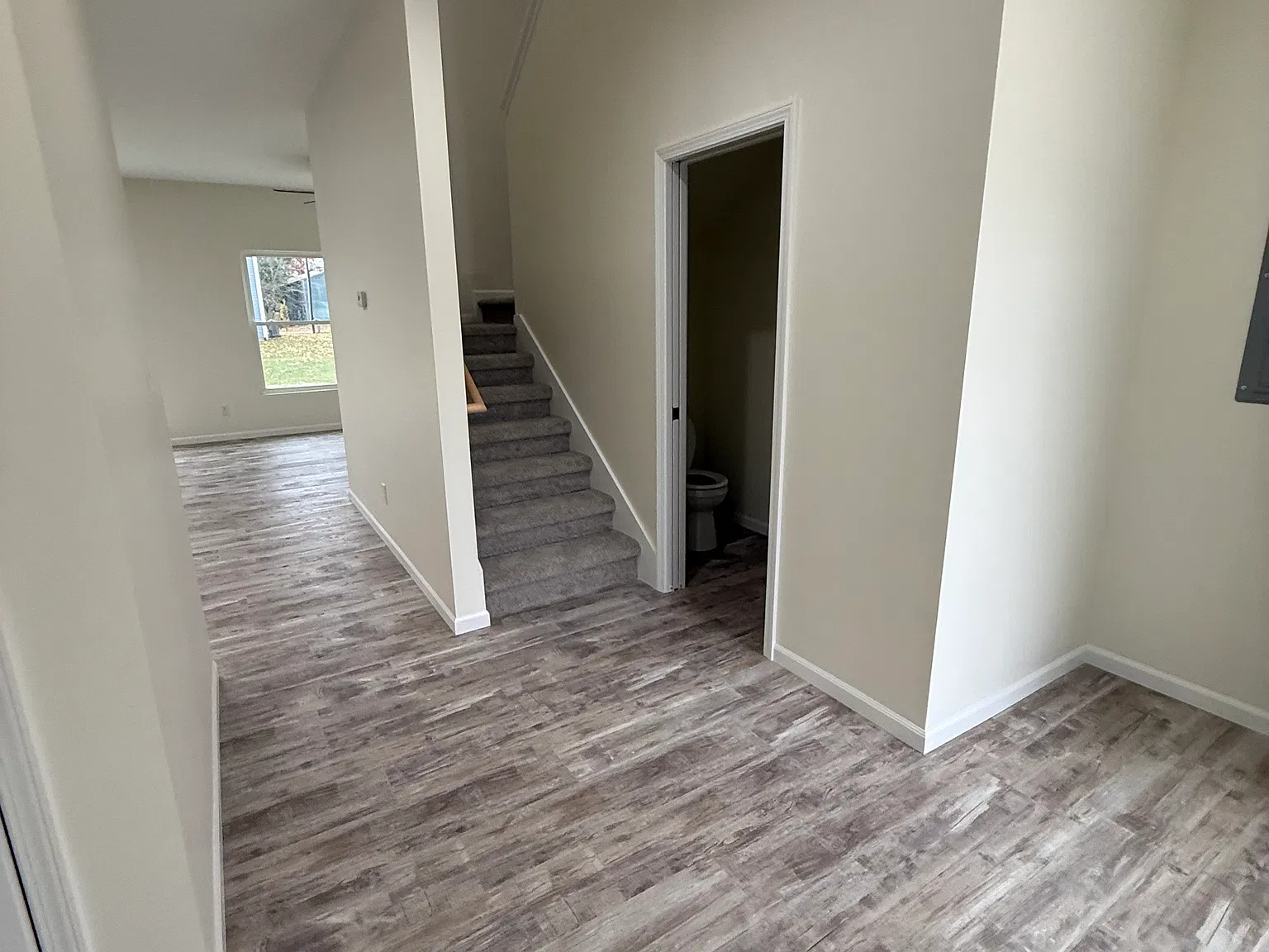3 bed, 2.5 bath, 1300 sqft, $2,000 — Photo 2