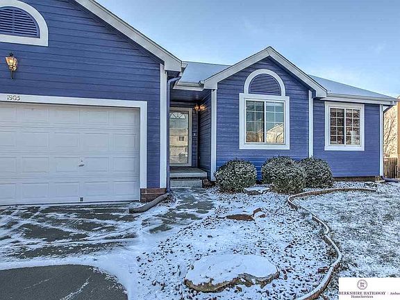 3rd image of 1905 Arlington Cir