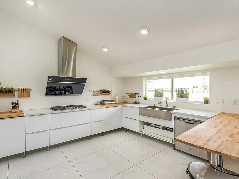 3954 Keystone Ct — Photo 6