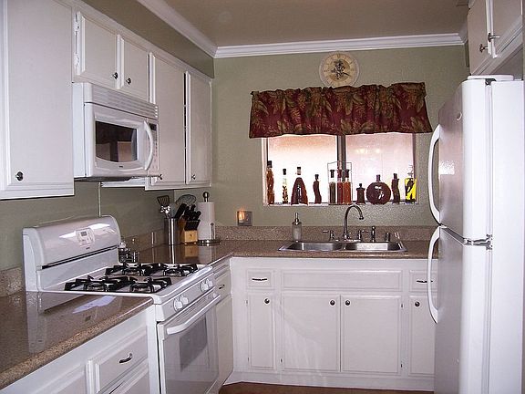 Updated Kitchen w/New Appliances, Sink & Fixtures