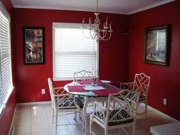 4th image of 207 Mistletoe Dr