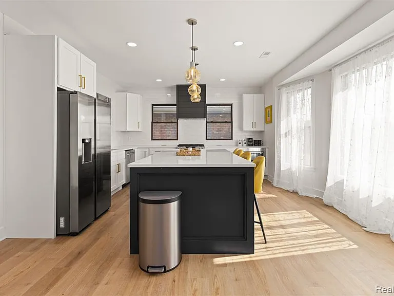 374 E Grand Blvd #2A — Photo 3