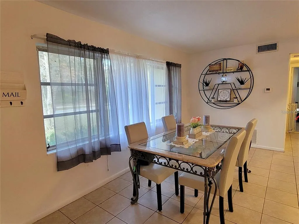 4 bed, 1.5 bath, 1598 sqft, $1,995 — Photo 3