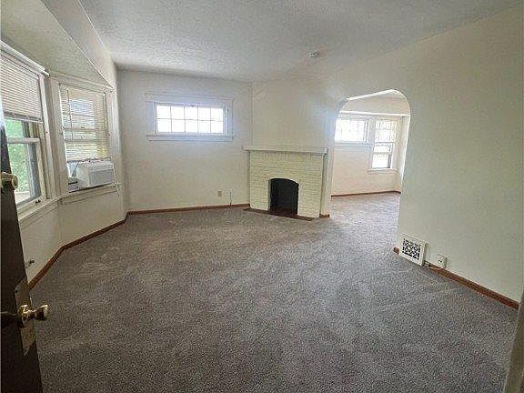 2nd image of 1605 Larchmont Ave