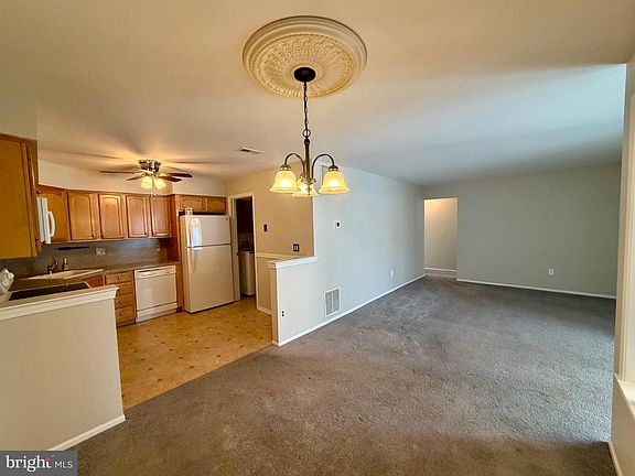 3rd image of 17 Windsor Ct