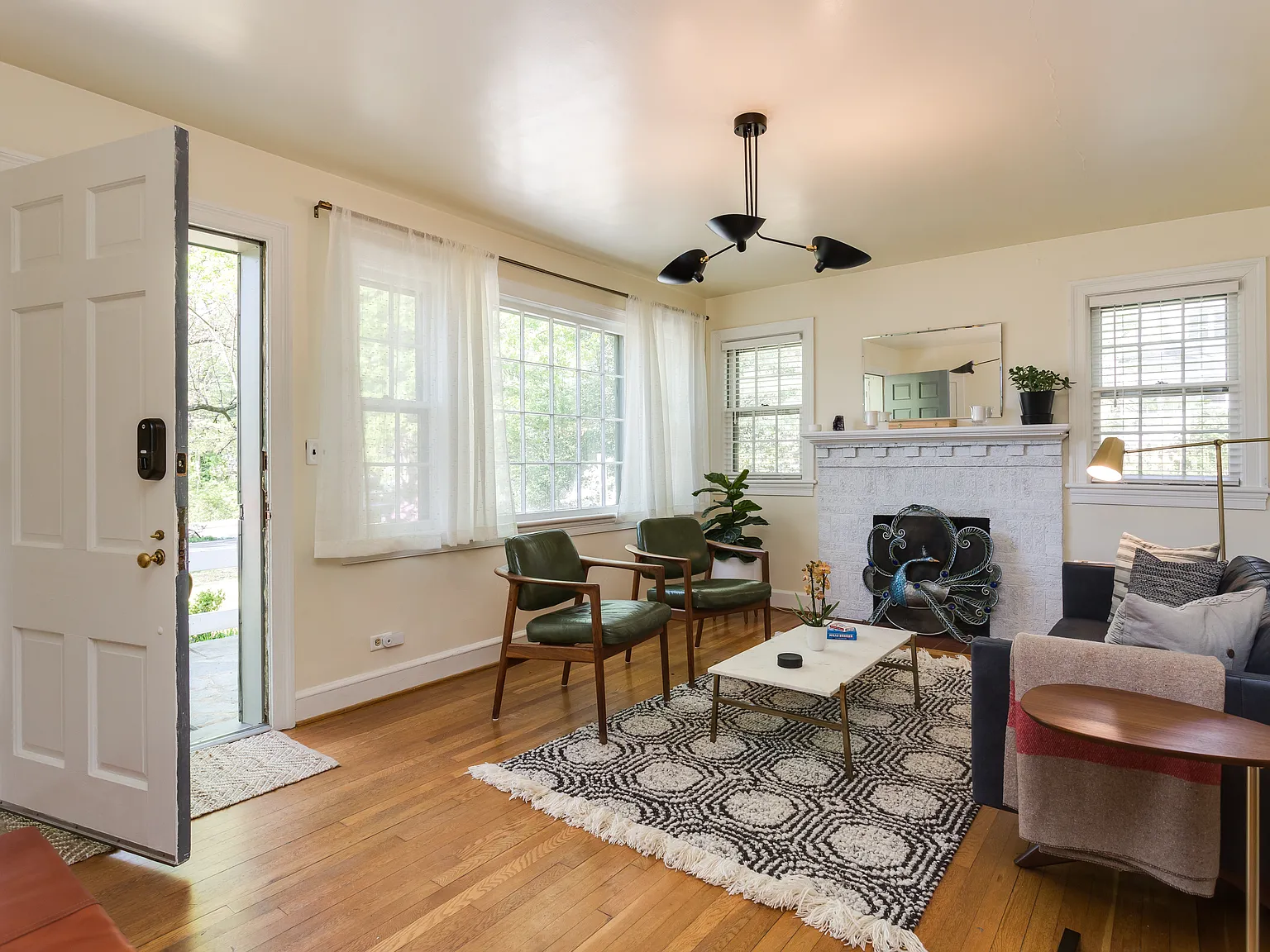 4 bed, 2.5 bath, 2232 sqft, $5,000 — Photo 2