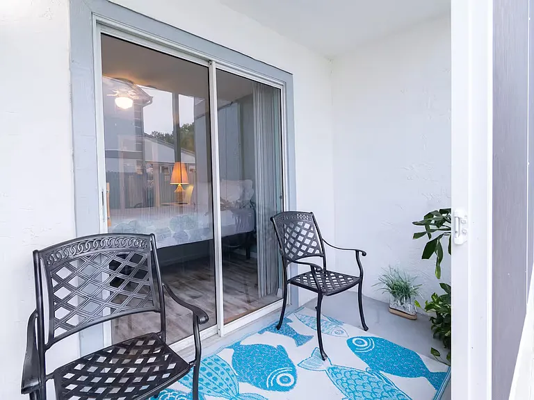 516 Beach Park Ln — Photo 13