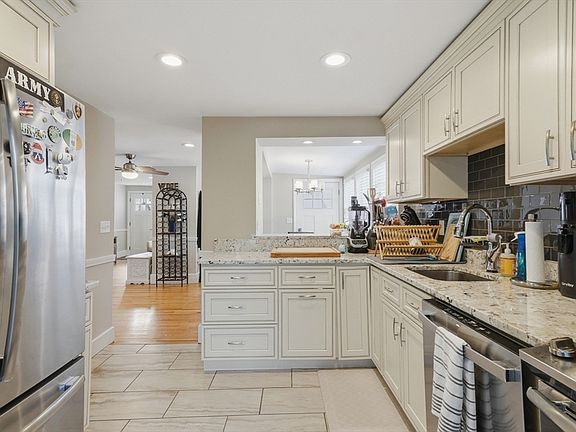 3rd image of 11 1/2 Albion St