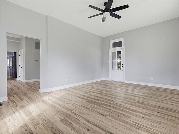 4th image of 304 S Elm St