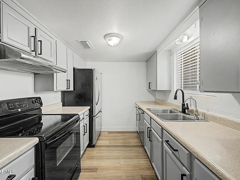 317 N Elm St — Photo 9
