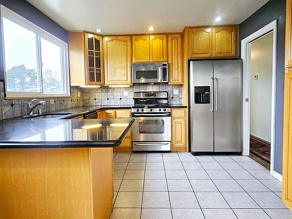5th image of 651 Parkview Cir