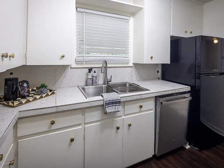 2521 Bateman Ave — Photo 17