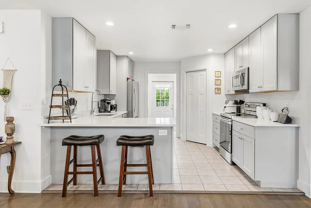3 bed, 2.0 bath, 1400 sqft, $2,000 — Photo 4
