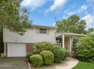 16 Phipps Ln, Plainview, NY 11803