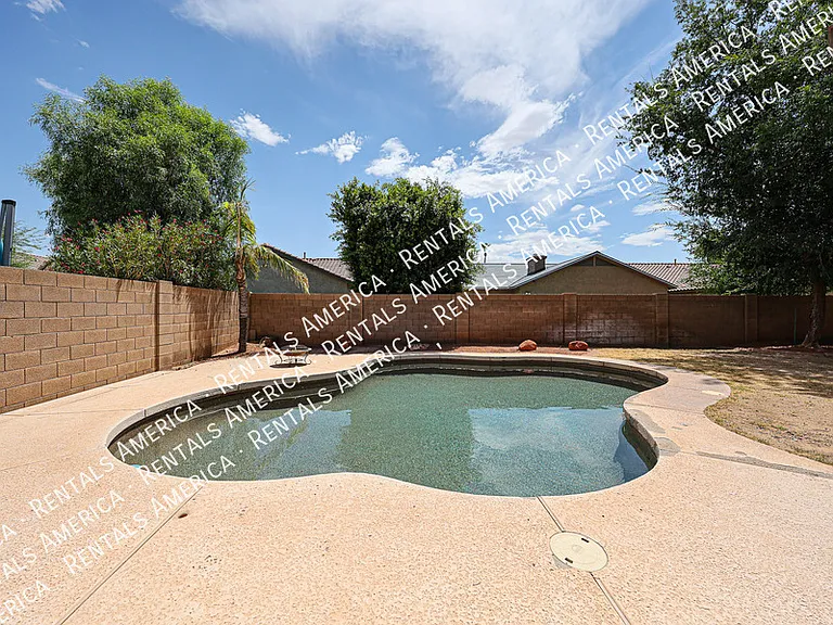 2211 W Olive Way — Photo 38