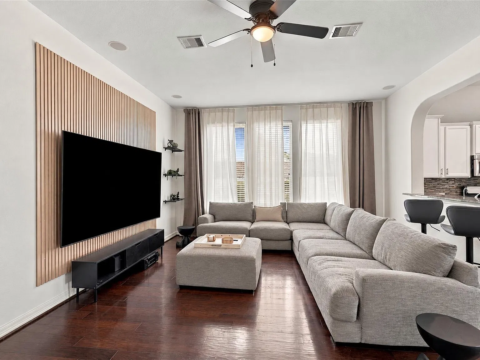 3 bed, 2.0 bath, 2101 sqft, $2,900 — Photo 1