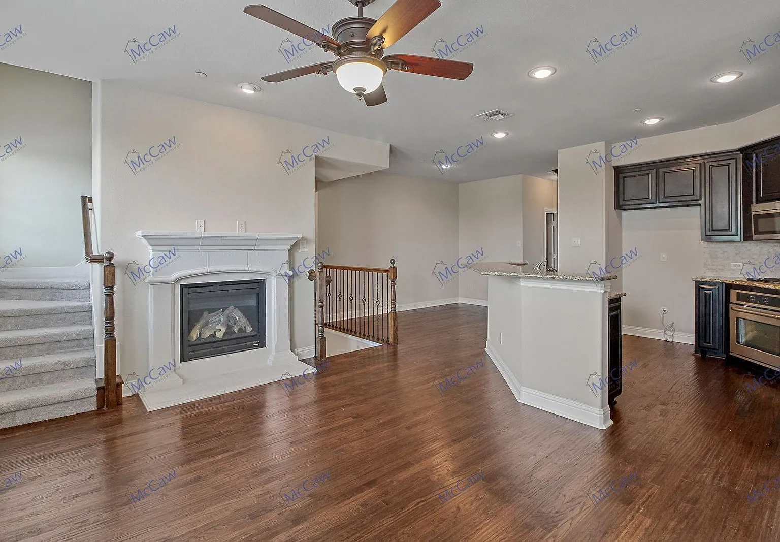 3 bed, 3.5 bath, 2100 sqft, $3,000 — Photo 2