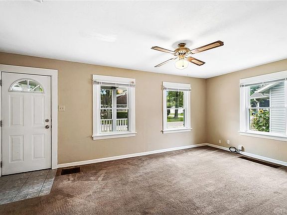 3rd image of 2725 South Blvd