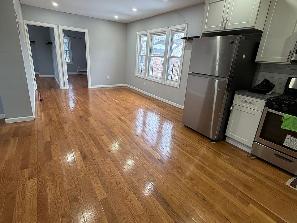 1st image of 910 Quincy Ave Floor 2